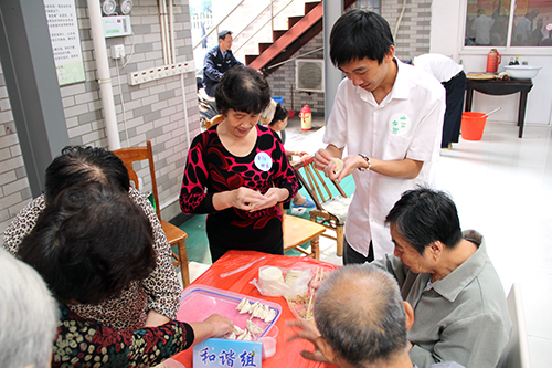 建華文創(chuàng)園黨支部團(tuán)委走訪慰問七古登社區(qū)老人 (3).jpg